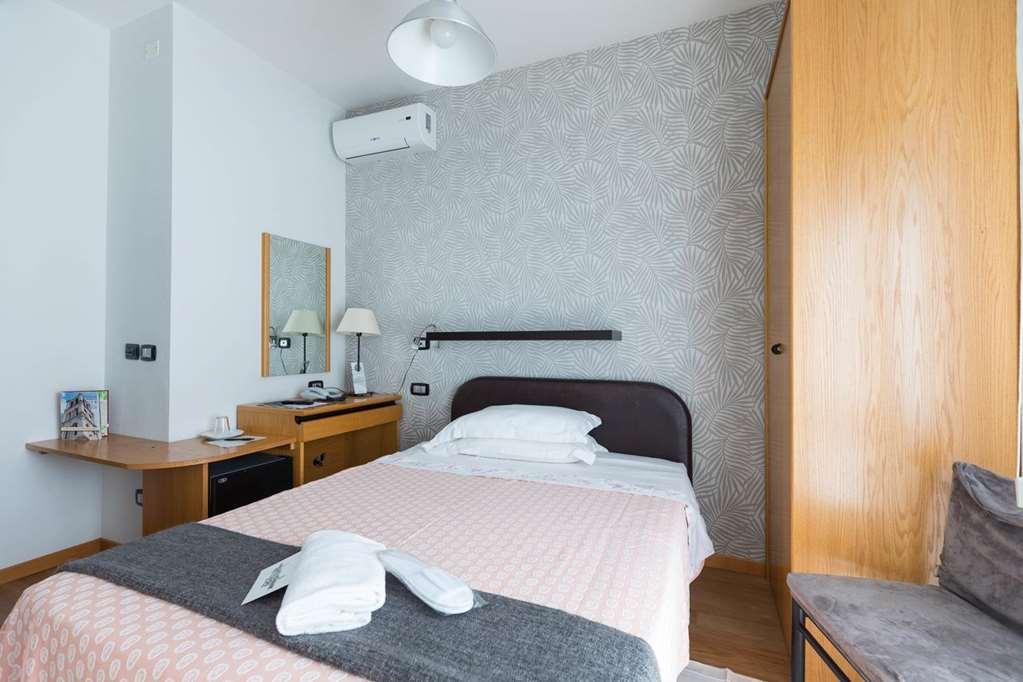 לידו דליי אסטנסי Hotel Logonovo חדר תמונה
